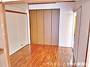 お部屋の整理整頓に重宝する、壁一面の大型クローゼットを備えた洋室です。扉付きの収納は生活感を隠し、お部屋をすっきりと見せてくれます。