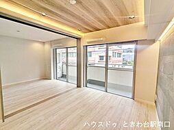 リビング横の洋室は可動式の間仕切りを開放することで、より広々とした一体空間として活用可能です。ライフスタイルに合わせた柔軟な使い方が選べる設計です。