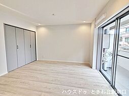 バルコニーに面した明るい約6.5帖の洋室は、隣接する洋室の間仕切りを開放することで大空間として利用可能です。採光と通風が良好で、開放感あふれる住空間が広がります。