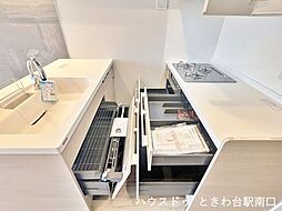 キッチンの引き出し収納は、奥の物まで取り出しやすいフルスライドタイプです。デッドスペースを最小限に抑え、多忙な毎日を支える充実の収納スペースを確保しました。