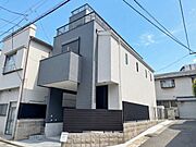 落ち着いた住宅街に溶け込む、洗練された外観。最寄り駅まで徒歩圏内の好立地で、快適な都心ライフを叶えます。