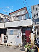 板橋区中台の閑静な住宅街に佇む、趣ある外観の中古戸建です。室内は非常に丁寧にお使いで、2駅2路線利用可能な通勤・通学に便利な好立地。自分好みのリノベーションのベースにも最適です。