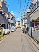 穏やかな空気が流れる、住環境の良さが自慢のエリアです。徒歩圏内に小学校や公園、スーパーが揃い、子育て世代にも安心の環境。周辺環境と合わせて、ぜひ現地でその魅力を体感してください。