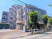 駐車場スペースやバルコニーの配置が整った、機能性とデザイン性を兼ね備えた外観です。