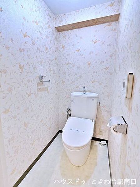 2箇所あるトイレのうちの1つ、10階のトイレ。メゾネットならではの贅沢な設計で、朝の混雑時も家族でゆとりを持って使えます。機能的な温水洗浄便座付きで、清潔感のあるデザインです。