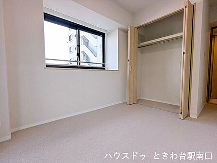 窓から自然な光が入り、心地よく過ごせるリノベーション済みの洋室です。機能的なクローゼットも備わっており、収納面も配慮。足元の絨毯が、穏やかなプライベート空間を創り出します。