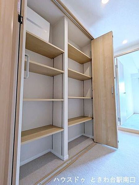 整理整頓に便利な可動棚付きの収納スペース。お持ちの荷物の量やサイズに合わせて、すっきりと収納することが可能です。
