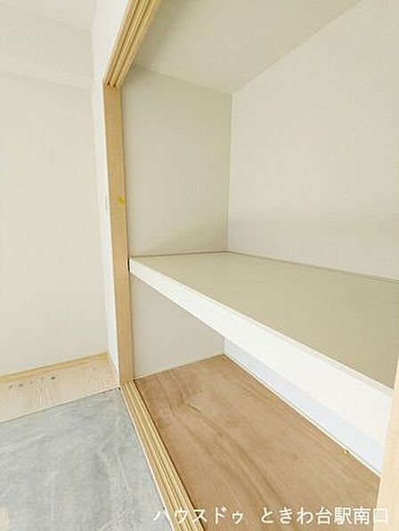 内部まで丁寧に整えられた、使い勝手の良い収納スペースです。中棚が設置されており、お荷物の大きさに合わせて効率よく整理が可能。お部屋の美しさを保つのに役立ちます。