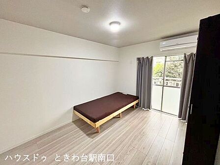 エアコン設置済みの快適な居室。シンプルで使いやすい間取りは、寝室やワークスペースにも最適です。リフォーム済みの綺麗な室内で、すぐに新生活を始められます。