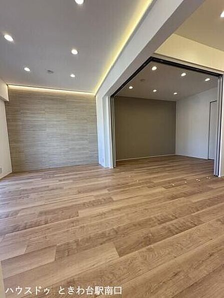 6月に室内リフォームを完了。落ち着いたアクセントパネルと間接照明が、心地よいリビング空間を演出します。
