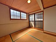 伝統的な和の趣を感じる、コンパクトで落ち着いた和室です。木の天井と障子越しに届く柔らかな光が、穏やかな時間を演出します。書斎や趣味の部屋としても適しています。
