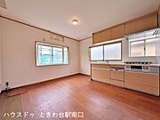 木目調が美しいシステムキッチン。窓からの光を感じながら、楽しく調理できます。