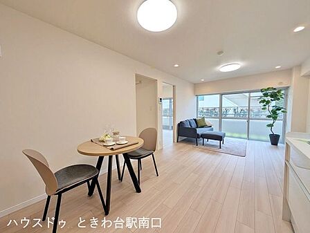 南西向きで陽当たり良好なリビングダイニングです。明るい光が差し込む開放的な空間で、家族との時間をゆったりと過ごせる心地よい住まいを実現しています。