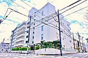 東武東上線「上板橋」駅から徒歩7分。周辺には大きな公園や図書館が点在する、穏やかな住環境が魅力のマンションです。
