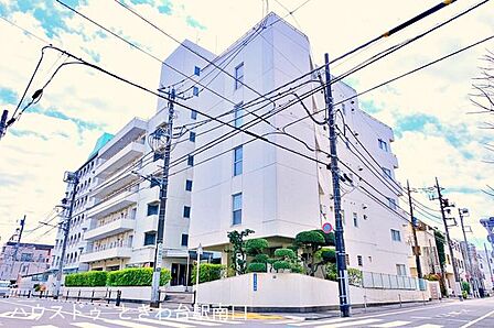 東武東上線「上板橋」駅から徒歩7分。周辺には大きな公園や図書館が点在する、穏やかな住環境が魅力のマンションです。