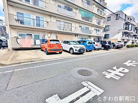 陽当たりの良い平置き駐車場は、広々としたスペースで使い勝手も良好です。