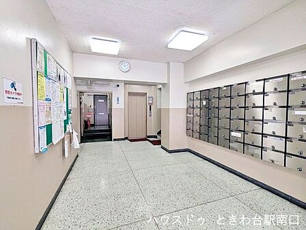 管理情報が掲示されるロビーは、整理整頓が行き届いています。清掃も定期的に行われており、マンション全体の良好な住環境を支えています。