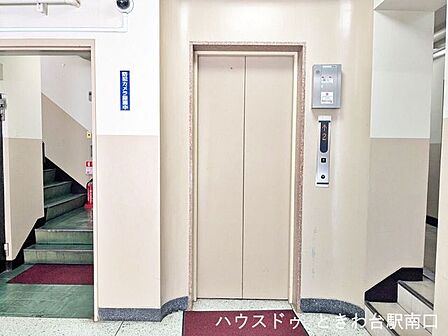 館内にはエレベーターが完備されているため、上階への移動や重い荷物がある日も快適です。内装は落ち着いた色調で、品よくまとめられています。