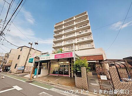 落ち着いた街並みに馴染む外観。1階には店舗が入っており、日々の生活に便利さを添えてくれます。