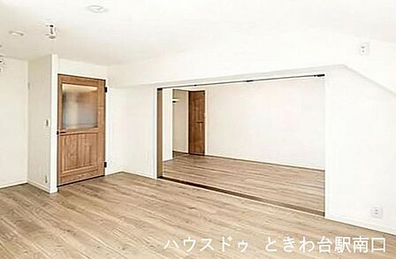 5階部分の角部屋で、明るい光が差し込む心地よいLDKです。間仕切りを開放することで、より広々とした空間としてお使いいただけます。フルリフォームによる美しさが魅力の室内です。
