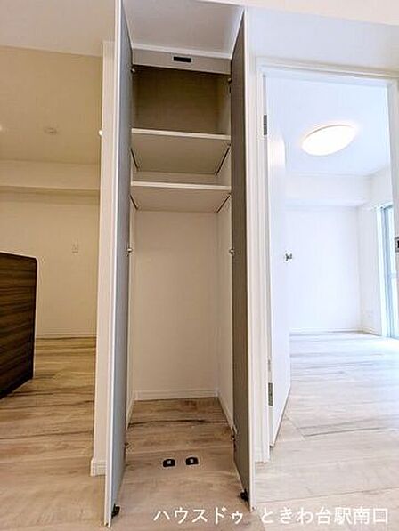 全居室フローリングで、お部屋の間には便利な収納スペースを配置。生活動線に配慮された使い勝手の良い間取りです。リフォームで壁や天井のクロスも貼り替え、明るい雰囲気に仕上がっています。
