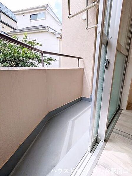 6.12平米の広さを確保したバルコニーです。全部屋がバルコニーに面した設計のため、通気性にも配慮されています。落ち着いた住宅街の風景を眺めながら、外の空気を感じてリフレッシュできる空間です。