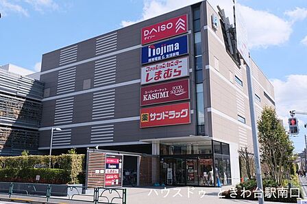 ヒューリック志村坂上スーパーカスミやダイソー、しまむら、ドラックストアなどが入るショッピングセンター。買い物や日常の用事をスムーズに済ませられる便利なスポットです。 360m