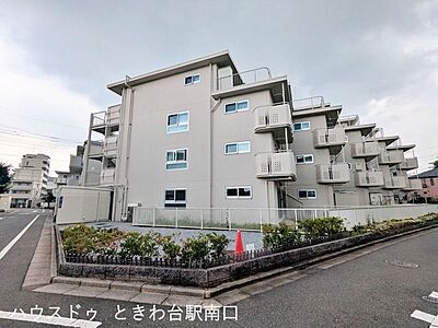 外観：東武東上線「上板橋」駅より徒歩5分の好立地。共用部も整然とした印象の分譲マンションです。