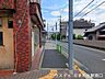 外観：街灯や歩道が設置された、見通しの良い前面道路。近隣には落ち着いた住宅が立ち並び、静かな環境が保たれています。