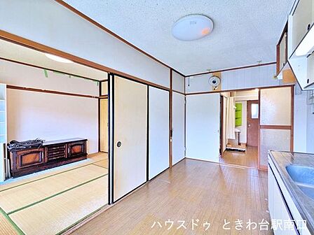 ダイニングキッチンと和室は引き戸で仕切られています。扉を開ければ二室をつなげて広く使え、生活場面に応じて空間を調整しやすい間取りです。