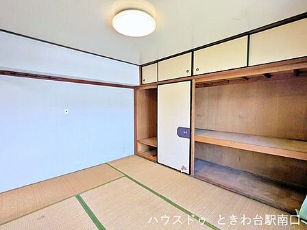 畳敷きの落ち着いた和室です。押入れや天袋が壁面にまとめられているため、家具の配置を検討しやすく、寝室や客間などに活用できます。