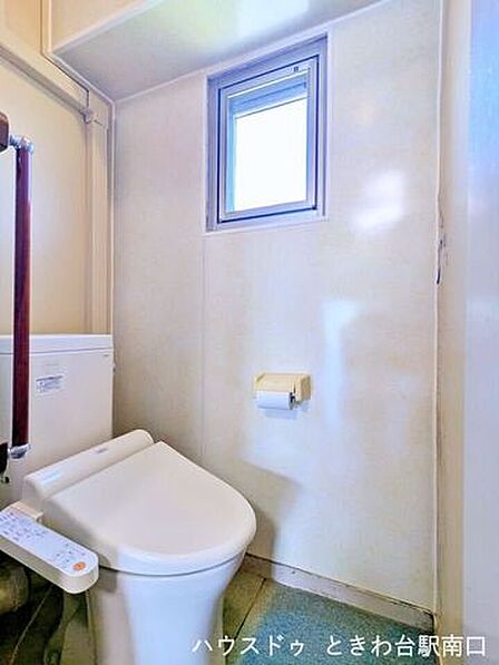 温水洗浄便座を備えたトイレです。小窓が設けられているため、自然光を取り込めるほか、使用後の換気もしやすい点が特徴です。