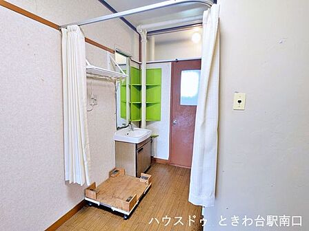洗面台と洗濯機置場がまとめられた水回りスペースです。カーテンで仕切れるため、洗面や洗濯など用途に応じて空間を使い分けられます。