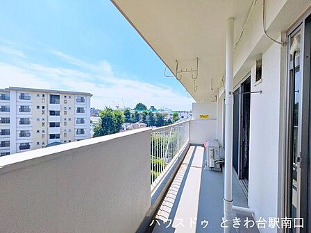 南向きのバルコニー。前面が開けており、周辺の街並みや空を見渡せます。洗濯物を干す場所としてもゆとりを感じられるスペースです。