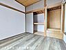 洋室：押入れと造り付け収納を備えた、収納力のある洋室です。寝具や季節用品、衣類などを用途ごとに整理しやすく、居住スペースをすっきり確保。木の温もりを感じる落ち着いた空間です。