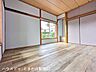 洋室：窓から自然光と緑を取り込める明るい洋室。木目天井と柱が温かな雰囲気をつくり、落ち着いて過ごせます。収納も備えており、主寝室や子ども部屋として使いやすい空間です。