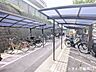 その他：大切な自転車を雨から守る、ゆとりある屋根付き駐輪場。整理された区画により、スムーズな出し入れが可能な使い勝手の良い設計です。