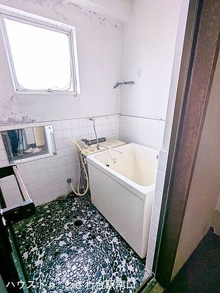 浴室内に窓が設置されており、湿気がこもりにくく衛生的です。タイルと浴槽のシンプルな組み合わせで、使い勝手の良い空間です。