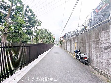 周辺の道は静かで、池袋駅まで直通15分というアクセスの良さが魅力です。通勤・通学はもちろん、都心への外出にも便利な立地で、オンオフの切り替えがしやすい環境です。