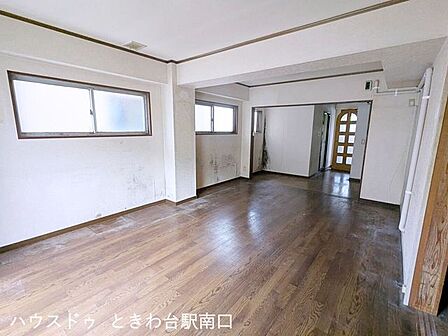 複数の窓から光が差し込む、明るい印象の室内です。お部屋同士の仕切りが少なく、ライフスタイルに合わせて柔軟に空間を使えるレイアウトです。