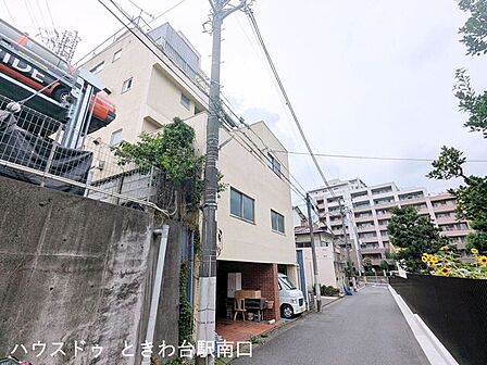 建物周辺には日々の生活に必要な施設が徒歩圏内に点在しています。