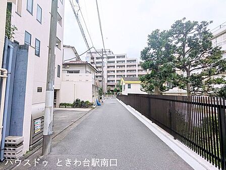 物件周辺は閑静な住宅街となっており、落ち着いた生活を送ることができます。徒歩圏内にスーパーやコンビニ、飲食店が揃っており、買い物に困ることはありません。