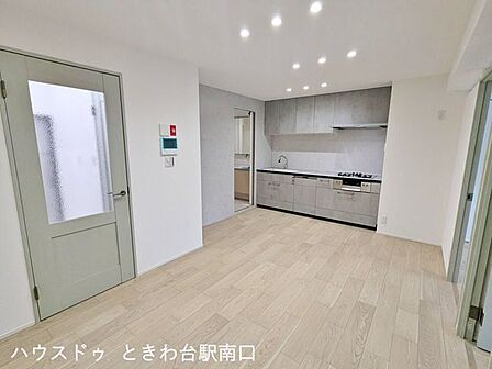 家具の配置がしやすい広々としたリビングダイニング。シンプルで統一感のある内装デザインが魅力的です。
