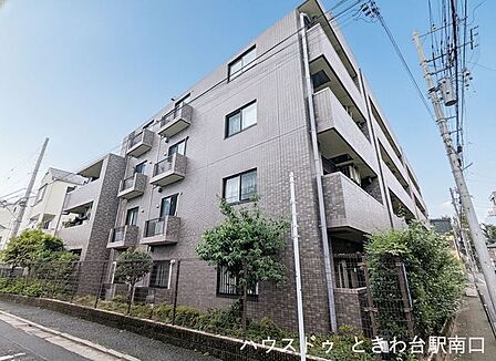 角地に位置し、開放的な採光と通風を享受できる配棟設計。豊かな植栽が街路からの適度な目隠しとなっています。