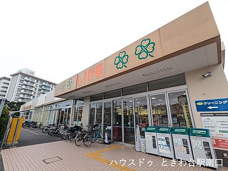 ライフ前野町店毎日の買い物に便利なスーパーで、豊富な商品が揃っています。日常的に利用しやすい立地で、忙しい日々をサポートしてくれます。 530m