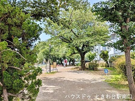 宮本公園「宮本公園」は、豊かな緑に囲まれた自然を感じられる公園です。敷地内には大きな木々が木陰を作り、奥にはすべり台などの遊具も設置されています。子供の遊び場やお散歩の休憩にぴったりなスポットです…