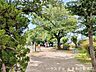 周辺：宮本公園「宮本公園」は、豊かな緑に囲まれた自然を感じられる公園です。敷地内には大きな木々が木陰を作り、奥にはすべり台などの遊具も設置されています。子供の遊び場やお散歩の休憩にぴったりなスポットです…