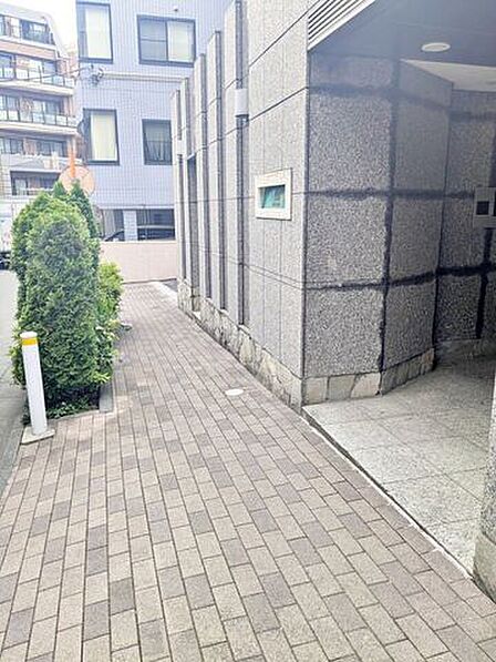 ALSOKの防犯カメラ付きゲートでしっかりと管理された駐輪場。安心して自転車を保管できます。