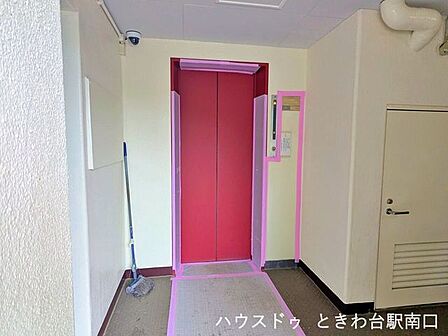 共用部にはエレベーターが設置されており、重い荷物がある日やベビーカーでの移動もスムーズに行えます。