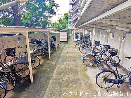 敷地内には屋根付きの駐輪場が整然と整備されており、雨の日でも大切な自転車が濡れにくく保管に便利です。